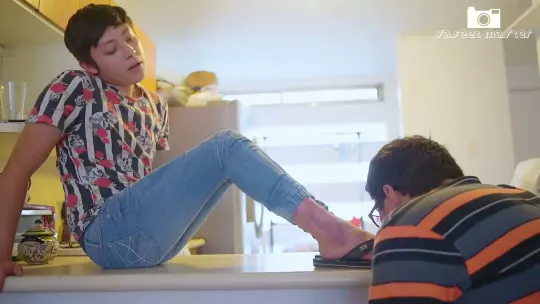 Mi esclavo leo me quita las sandalias para lamer mis pies en la barra de la cocina