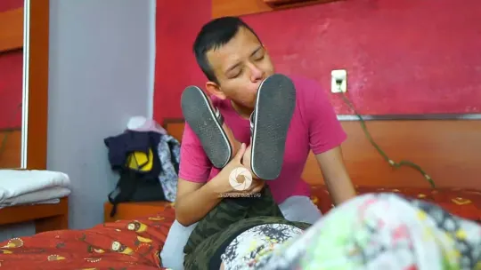 Mi esclavo me descalza y lame mis suaves pies en la cama yf
