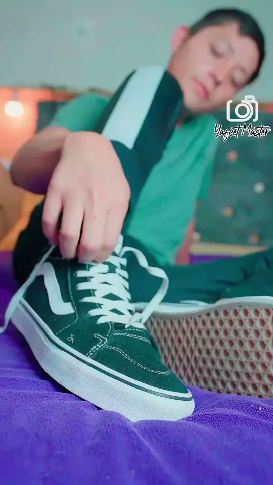 Un delicioso footjob al dildo monstruoso con mis suaves pies rosados