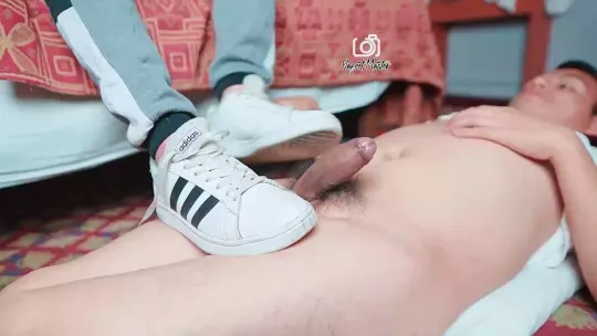 haciendo un suave footjob a juan en el hotel